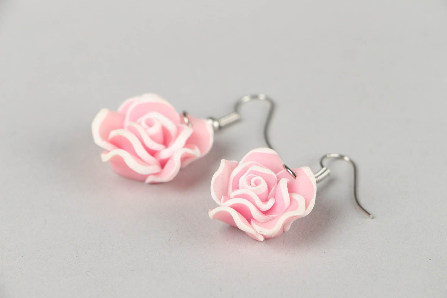Schöne Ohrringe aus Ton Rosen foto 1