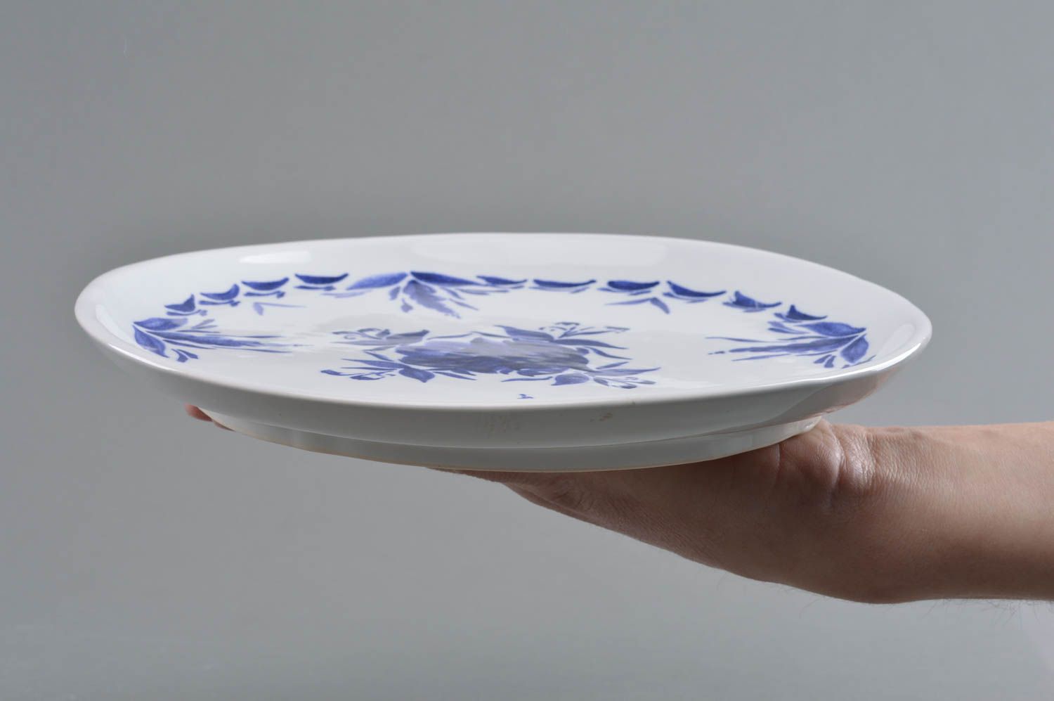 Grande assiette ronde porcelaine à motif floral bleu belle originale faite main  photo 4