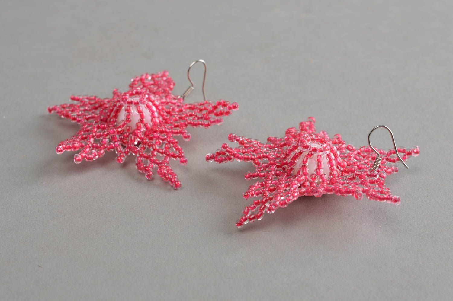 Розовые нарядные серьги из бисера с бусинами ручной работы красивые Звезды фото 3