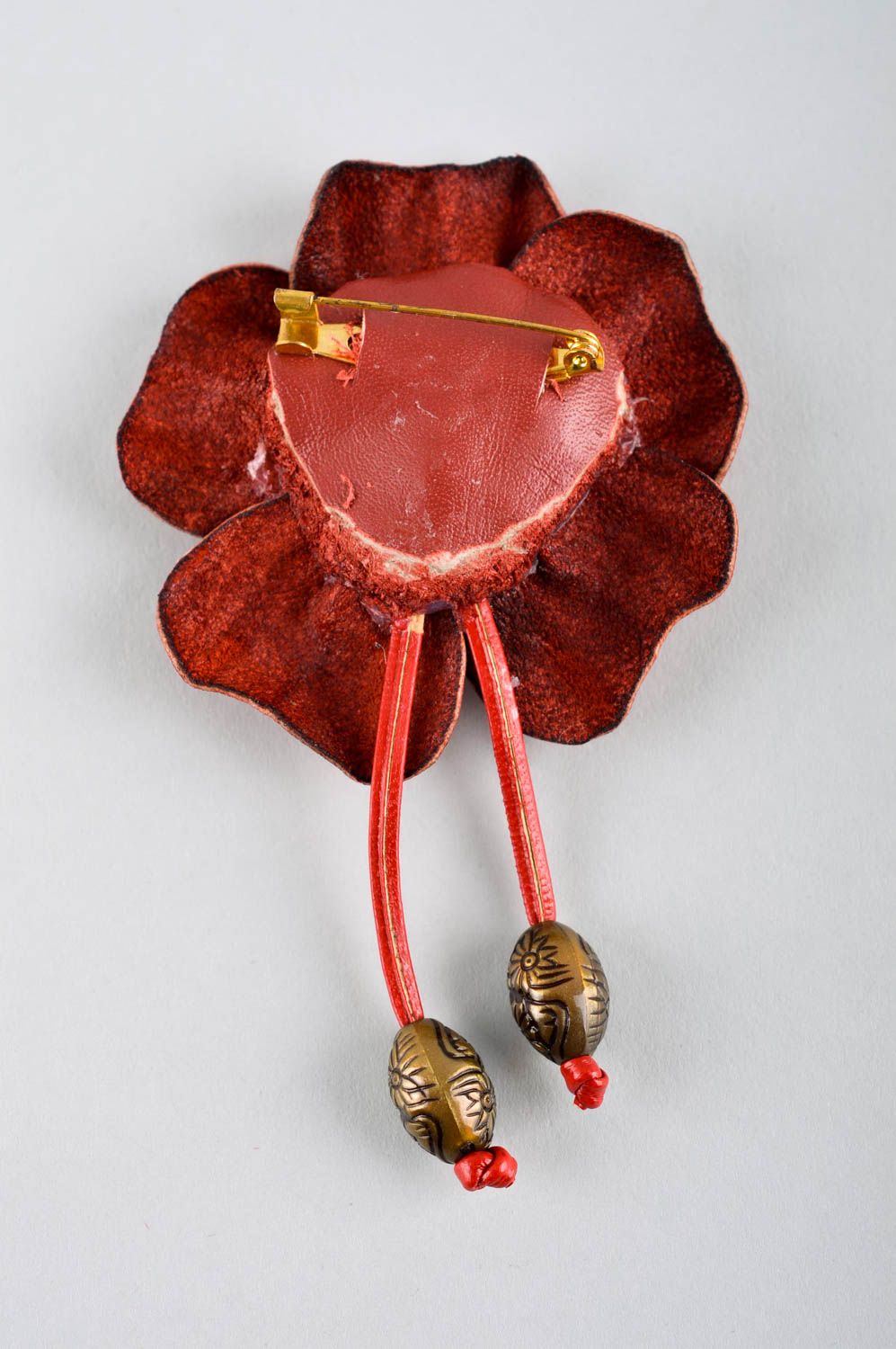 Broche en cuir naturel Accessoire fait main fleur rouge Cadeau pour femme photo 3