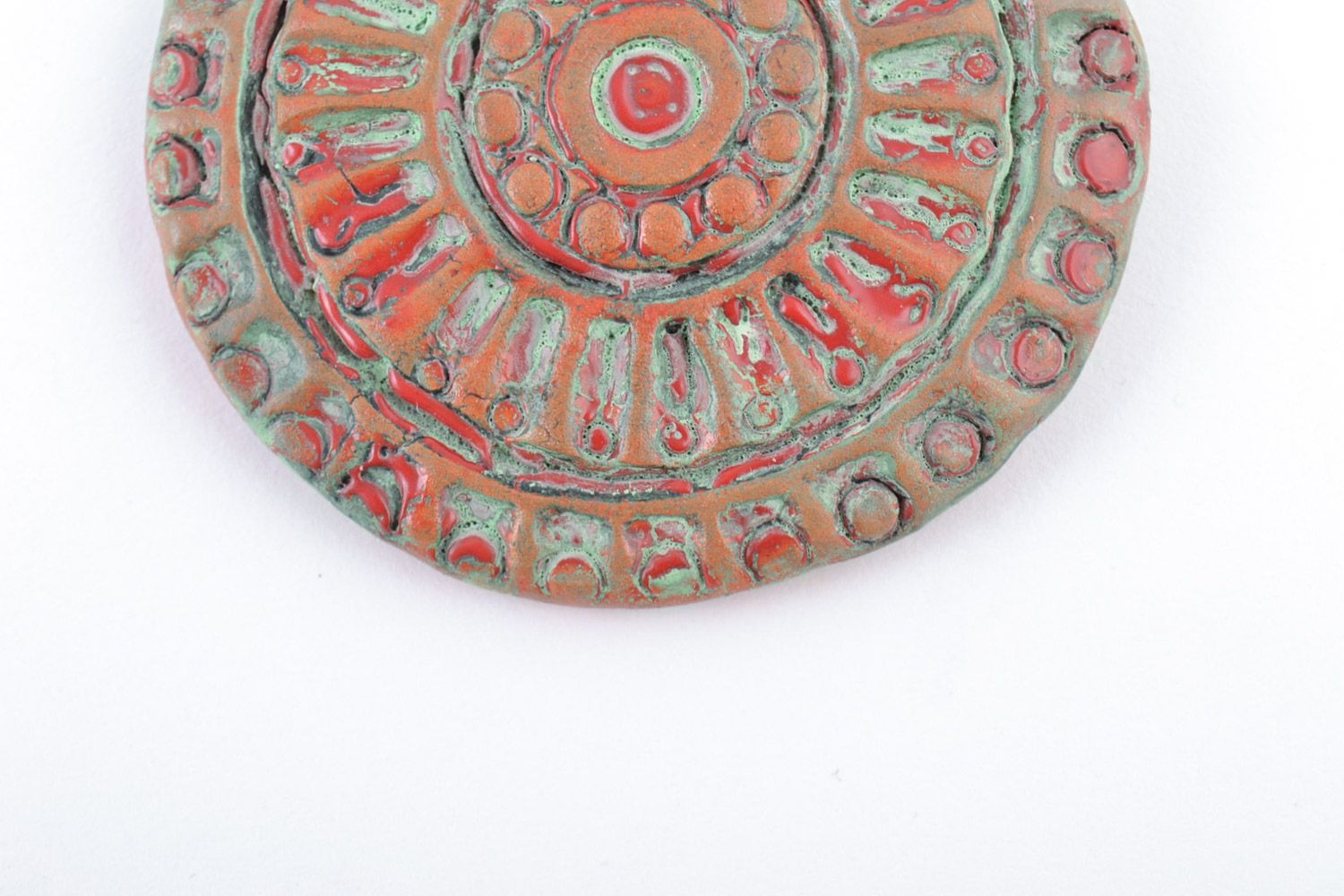 Круглый кулон из глины расписанный акриловыми красками ручной лепки необычный фото 3