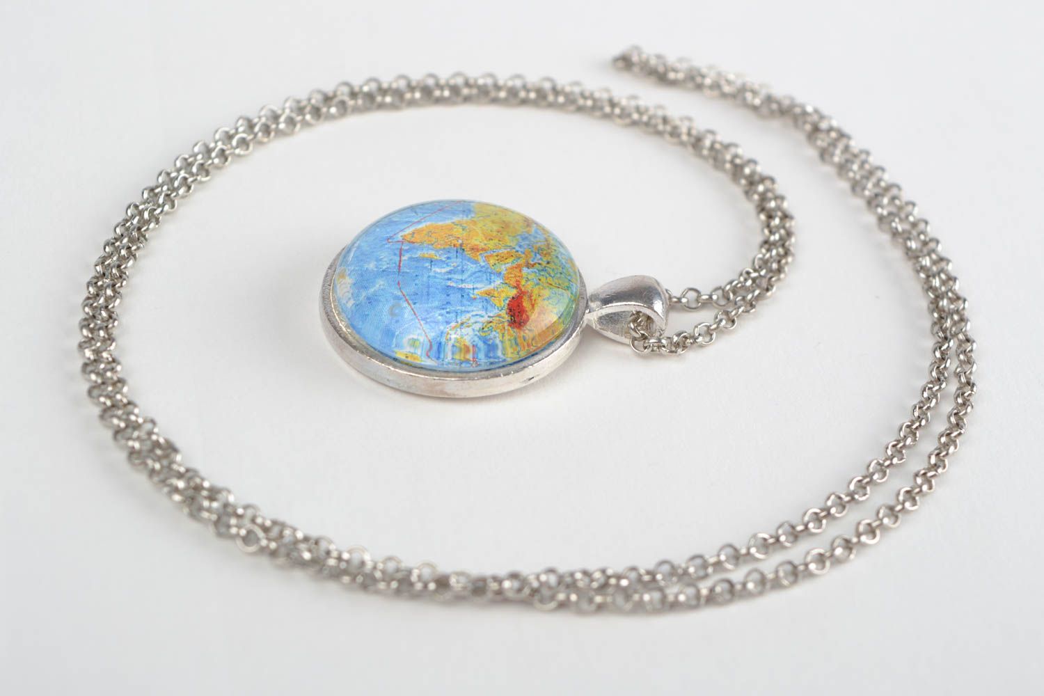 Авторский кулон с изображением полушария Земли стеклянный на цепочке хэнд мэйд фото 1