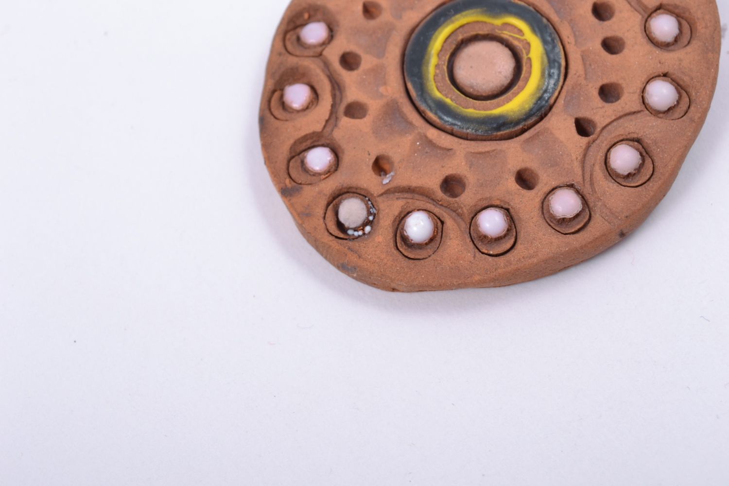 Porte-clé en argile ethnique fait main ovale avec ornements peints de couleurs photo 4