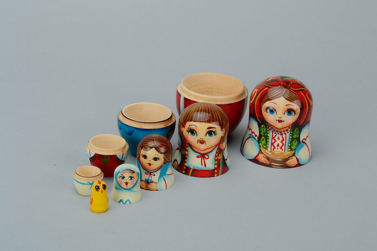 Matrioshka en una ropa nacional ucraniana con varéniki. Matrioshka es la muñeca de madera con vestido ruso campesino, que contiene otras de menor tamaño. Varéniki es una comida nacional de Ucrania
 foto 3