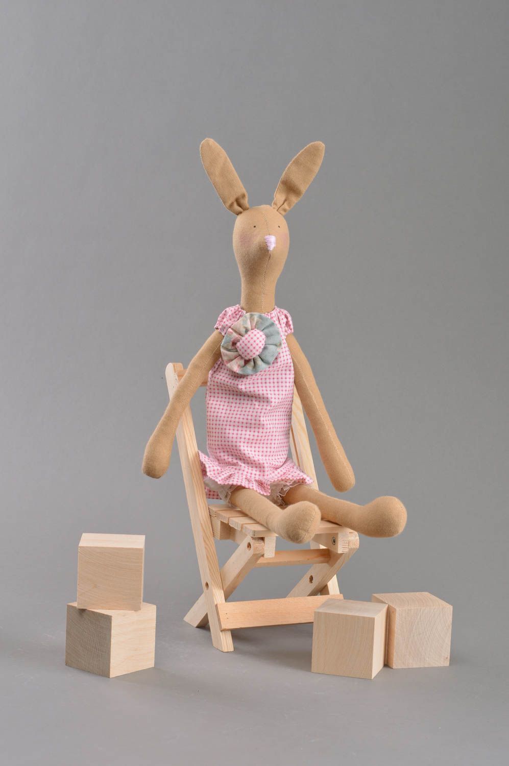 Textil Kuscheltier Hase im Trägerrock weich schön handmade Spielzeug für Kinder foto 2
