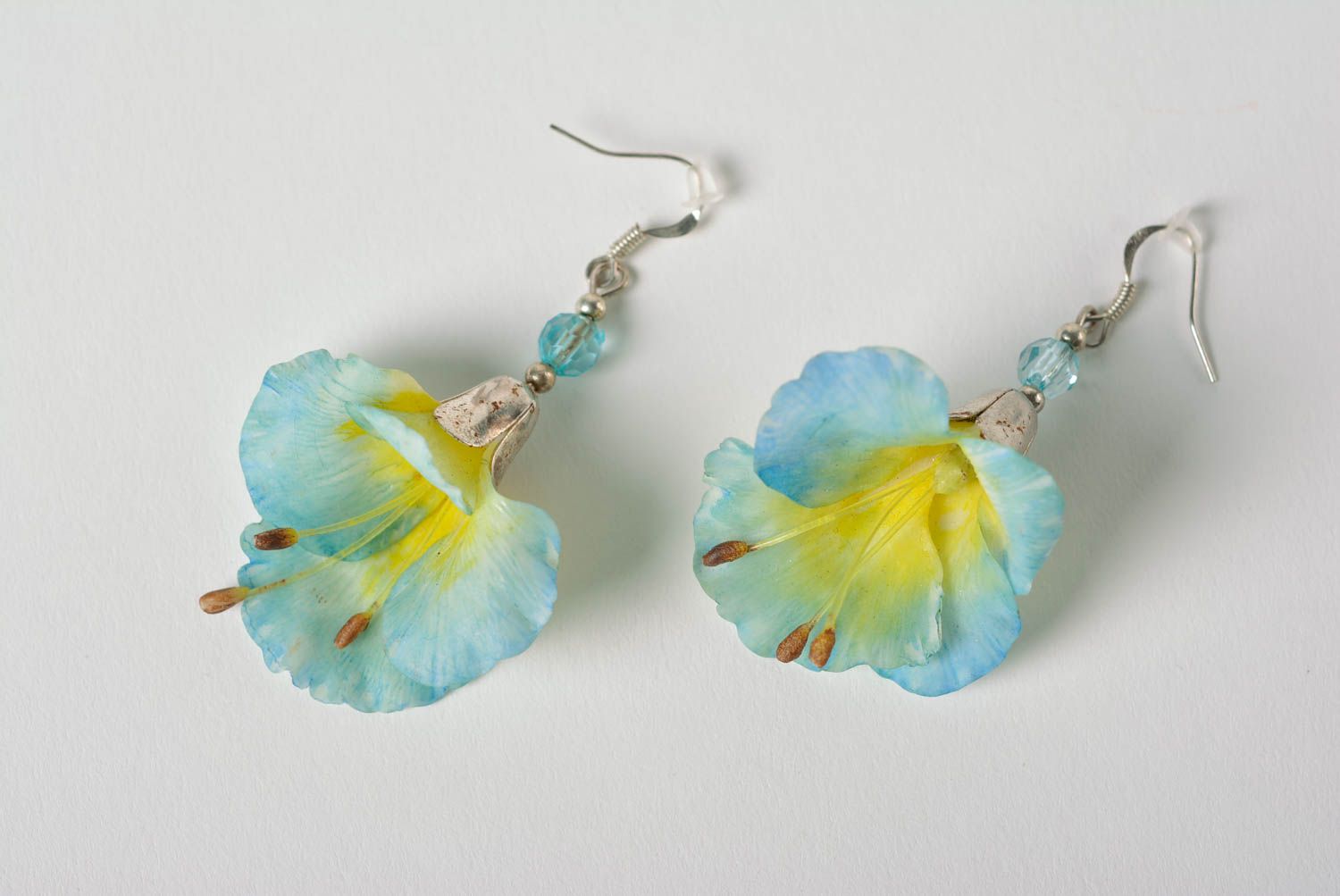 Boucles d'oreilles fleurs bleues en pâte polymère perles fantaisie faites main photo 2