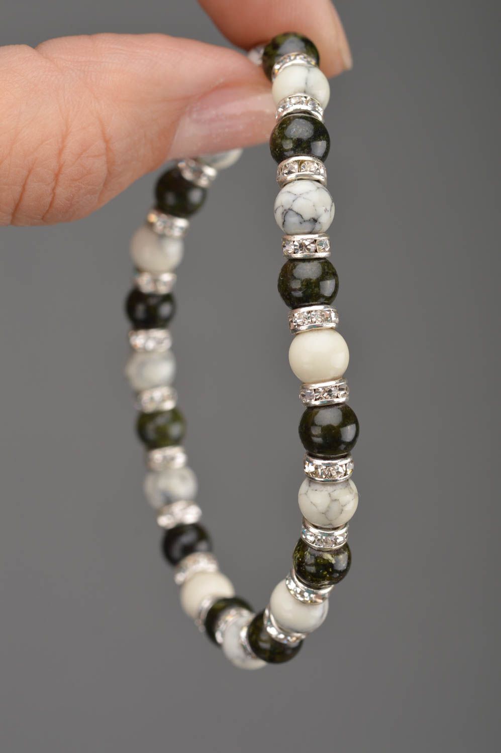 Bracelet en perles fantaisie rondes blanc vert foncé accessoire fait main photo 5