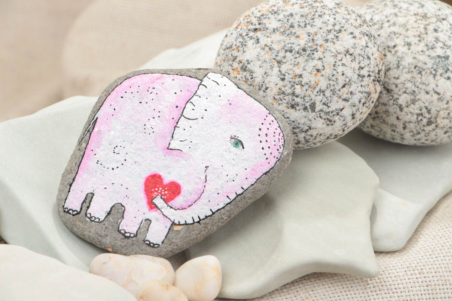 Piedra de mar pintada a mano con acrílicos original decorativa con elefante foto 1