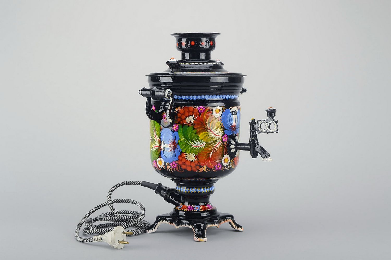 Flame painted samovar on wirewoods and coals photo 2