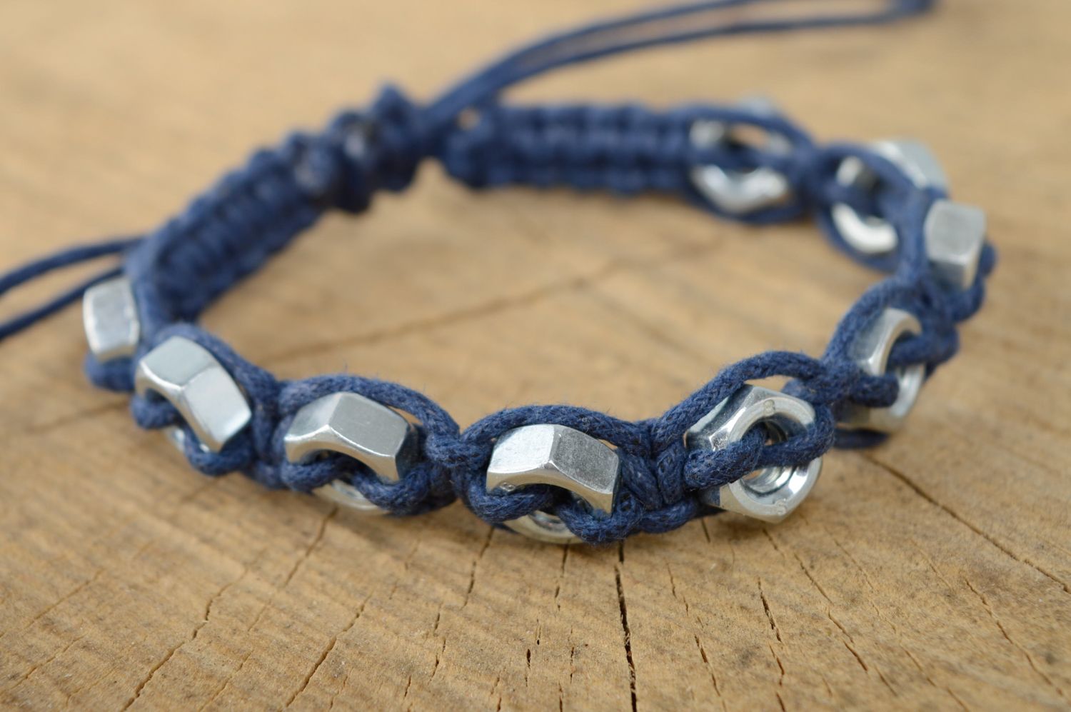 Плетеный браслет макраме из вощеного шнурка и металлических гаек фото 1