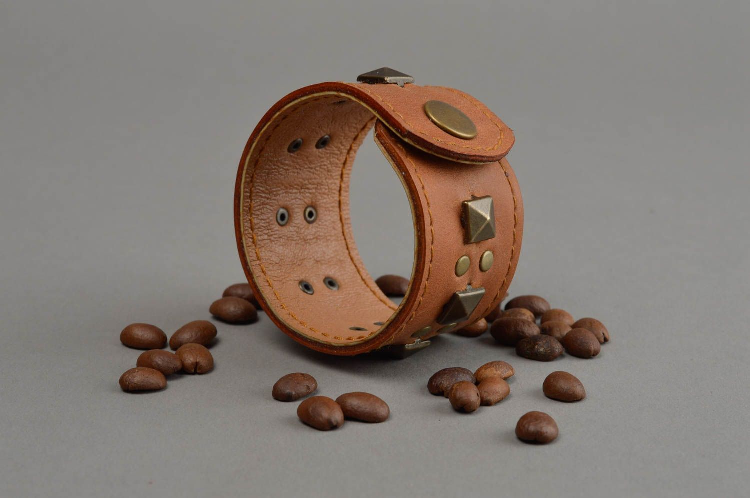 Bracelet en cuir naturel marron clair avec rivets fait main design original photo 1