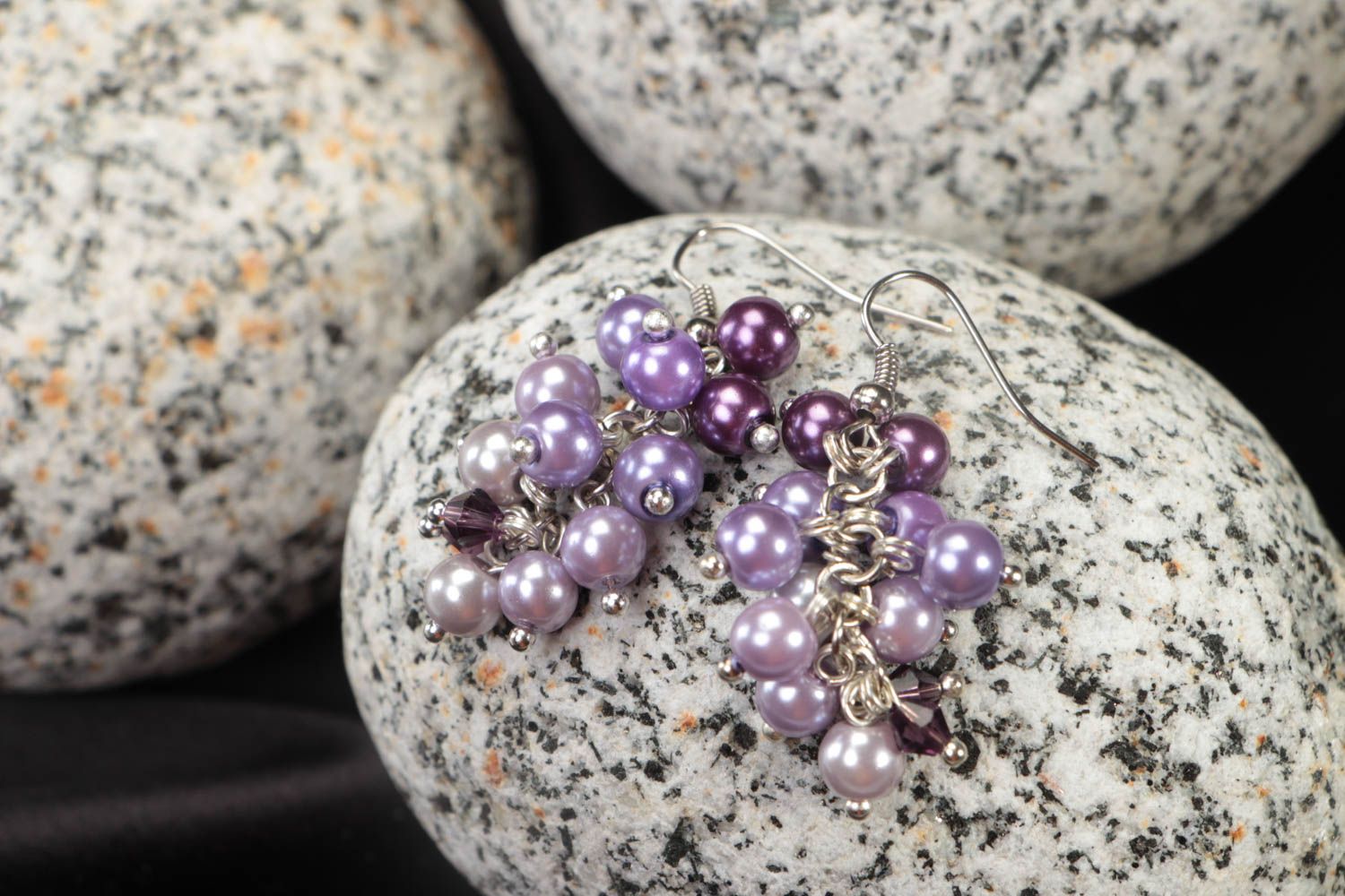 Violette schöne handmade Ohrringe aus Keramikperlen in Form der Weintrauben foto 1
