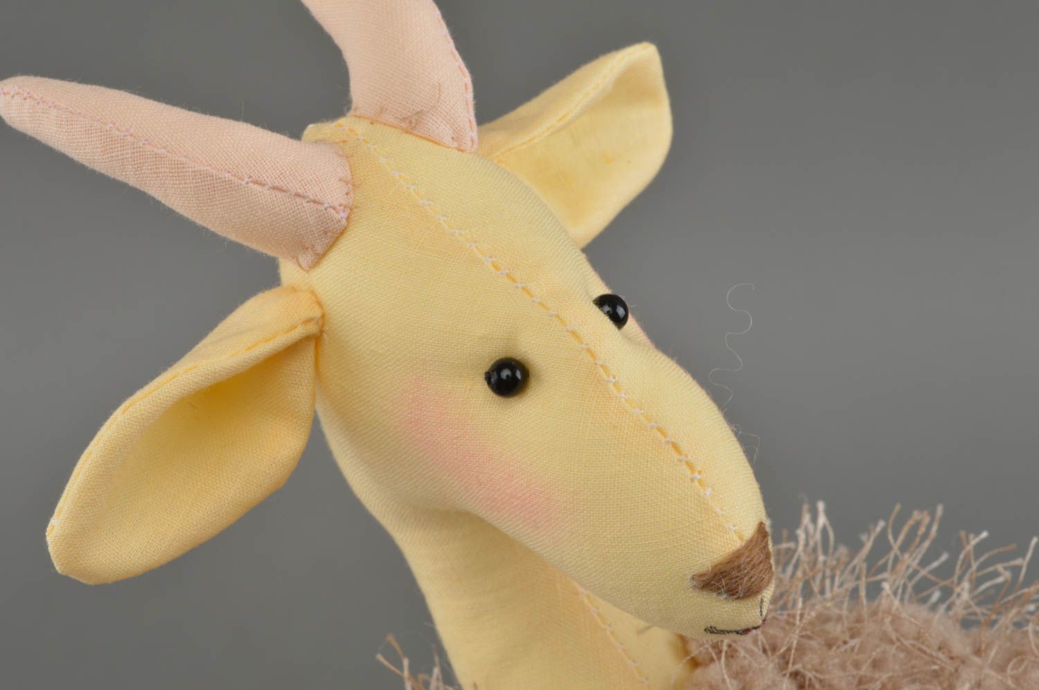 Красивая мягкая игрушка кукла в виде козы в платье желтая ручная работа  фото 4