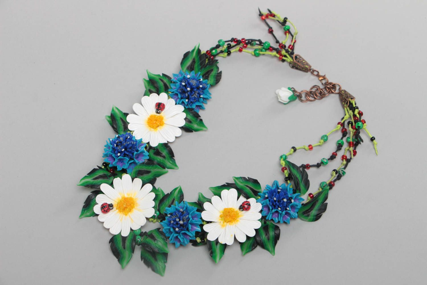 Ожерелье из полимерной глины с полевыми цветами васильками и ромашками хэнд мэйд фото 2