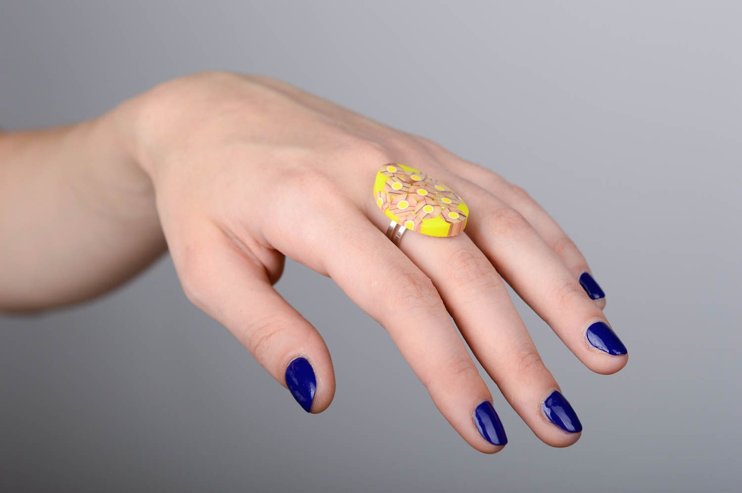 Украшение ручной работы желтое крупное кольцо из карандашей авторское кольцо фото 2