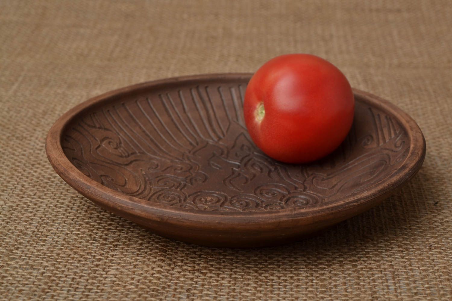 Belle assiette en céramique marron avec ornements faite main vaisselle écolo photo 1