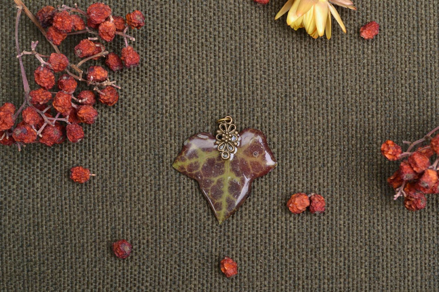 Neck pendant with dried ivy leaf coated with epoxy resin photo 1