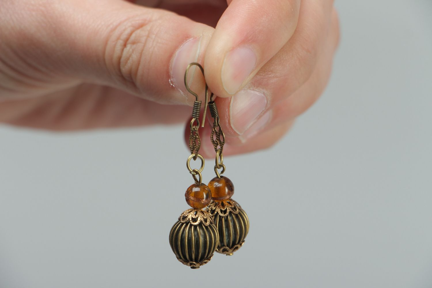 Boucles d'oreilles pendantes faites main en métal et perles fantaisie photo 3