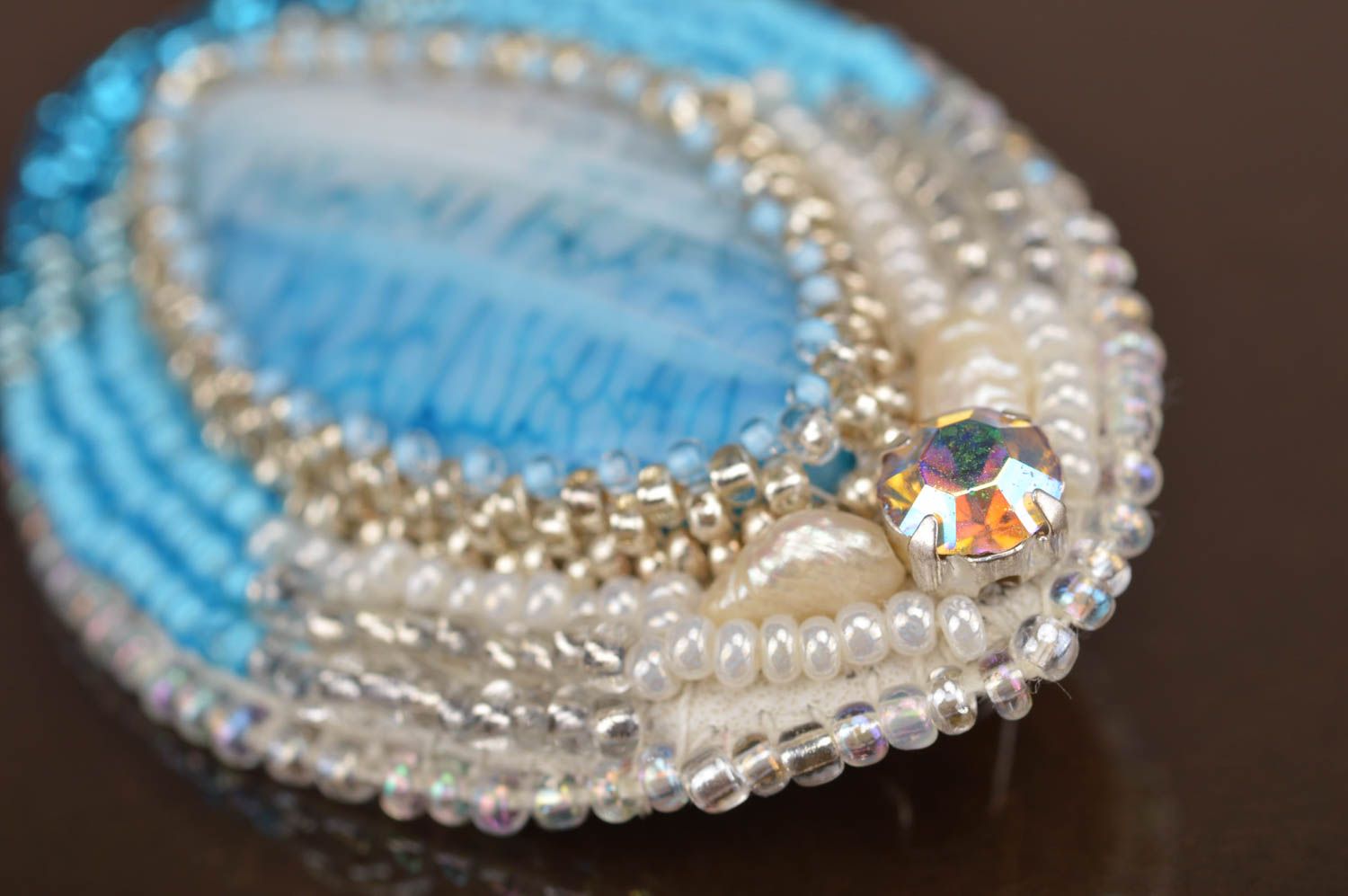 Голубая брошь с вышивкой бисером и натуральными камнями ручной работы овальная фото 2