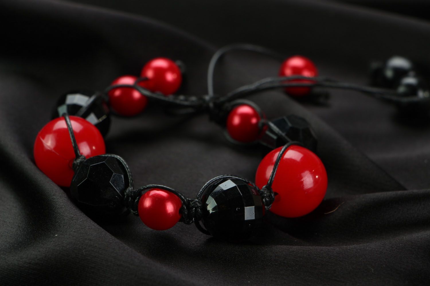 Bracelet with red and black beads photo 2