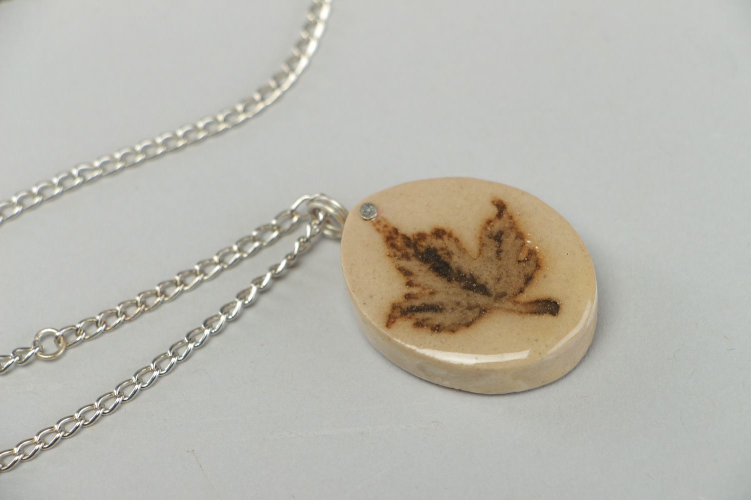 Handmade round neck pendant with leaf in epoxy resin interesting gift photo 2