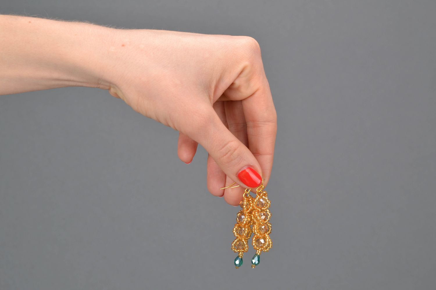Goldfarbene Ohrringe aus Glasperlen und Kristall  foto 2