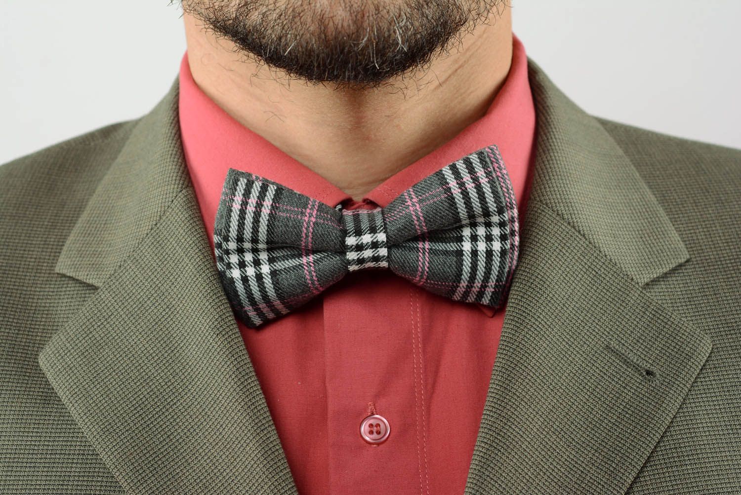 Grey and pink checkered bow tie photo 1