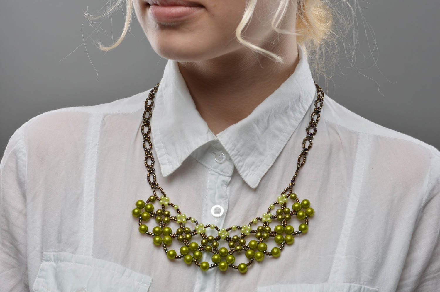 Grünes geflochtenes Collier aus Glasperlen und Perlen handmade Accessoire grell foto 5