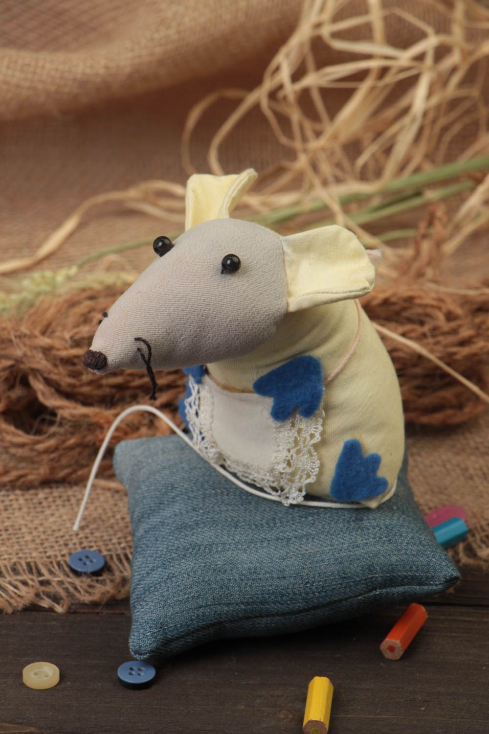 Juguete de tela artesanal decorativo cosido a mano con forma de rata en almohada foto 1