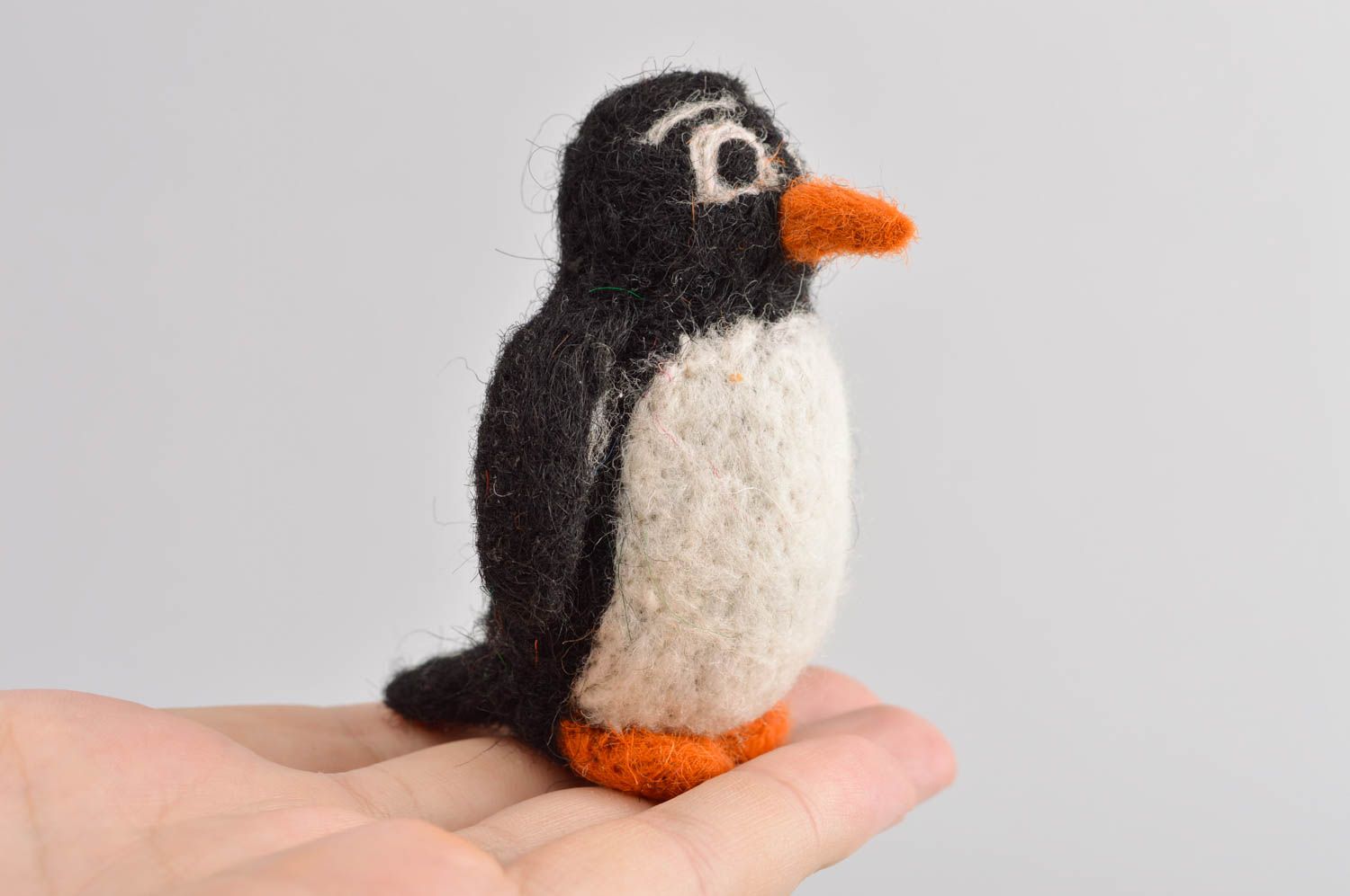 Peluche pingouin Jouet fait main en laine feutrée original Cadeau pour enfant photo 5