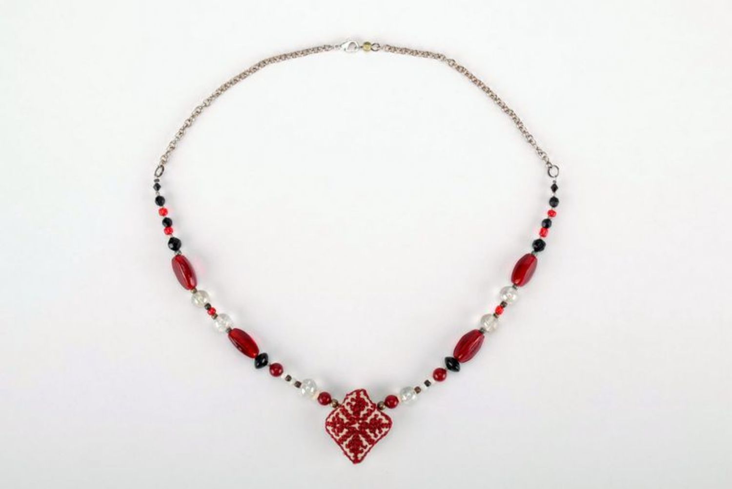 Red and white necklace in ethnic style  photo 3