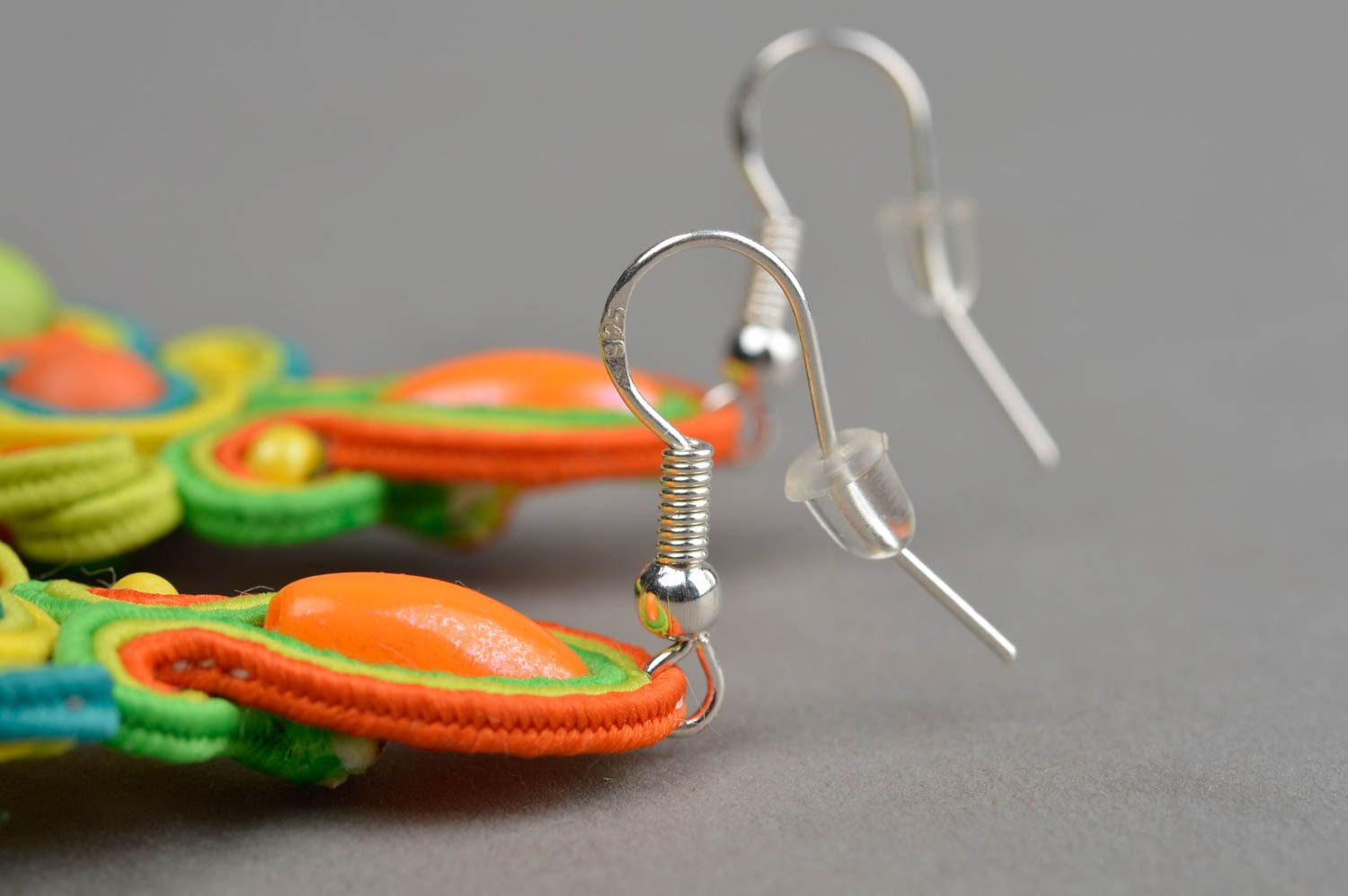 Boucles d'oreilles soutache avec perles plastiques faites main vert-orange photo 4
