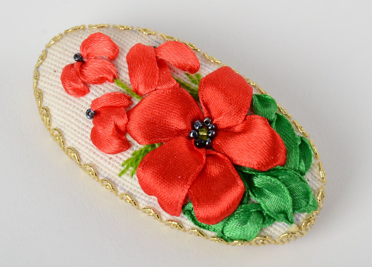 Broche en tissu massive ovale brodée aux rubans avec fleurs rouges faite main  photo 2