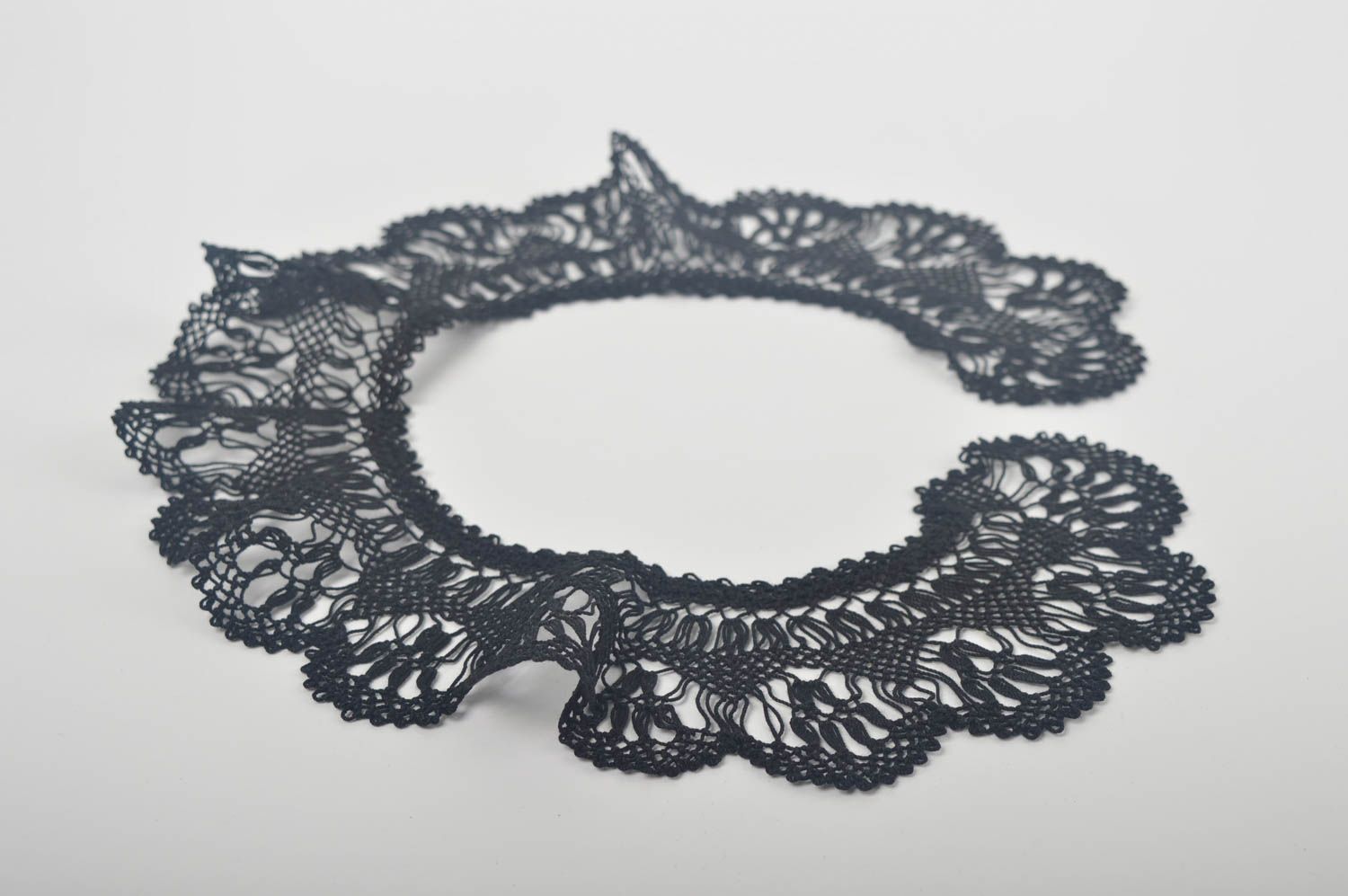 Cuello hecho a mano accesorio para mujer cuello desmontable tejido negro calado foto 3