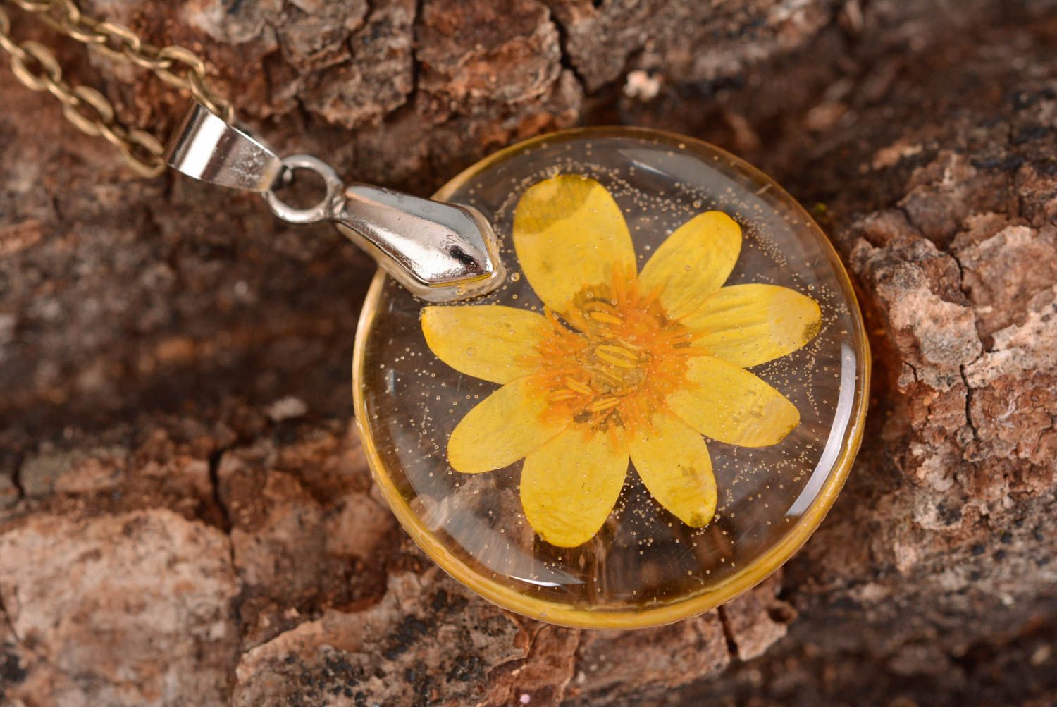 Pendentif en résine époxyde Bijou fait main fleur jaune sur chaîne Cadeau femme photo 1
