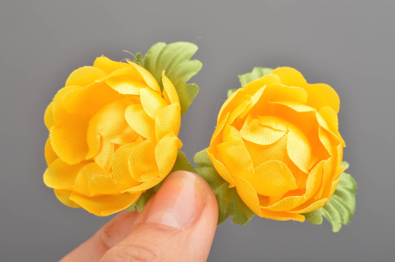 Handmade yellow hair clips made of artificial flowers set of 2 pieces for kids photo 3