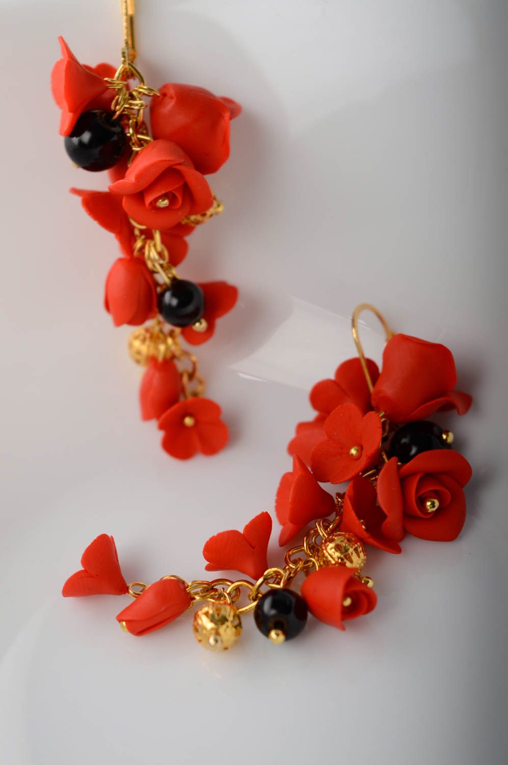 Boucles d'oreilles en argile polymère faites main pendantes Roses rouges photo 1