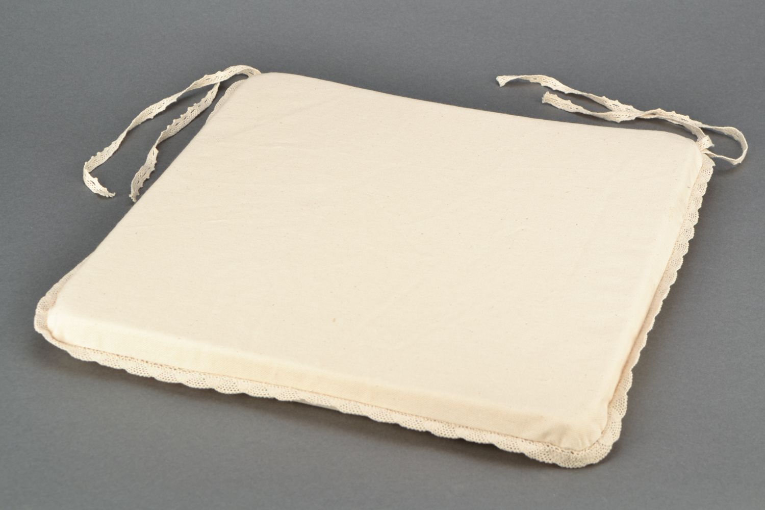 Coussin de chaise en tissu de coton et polyamide avec dentelle faite main photo 3