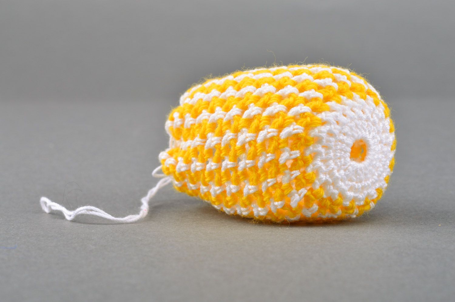 Pochette pour oeuf de Pâques tricotée en fils de coton faite main jaune photo 5