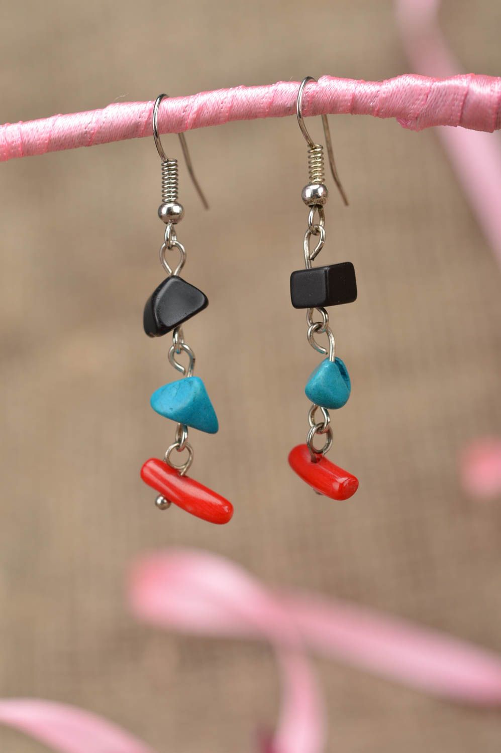 Boucles d'oreilles pendantes multicolores avec pierres faites main originales photo 1