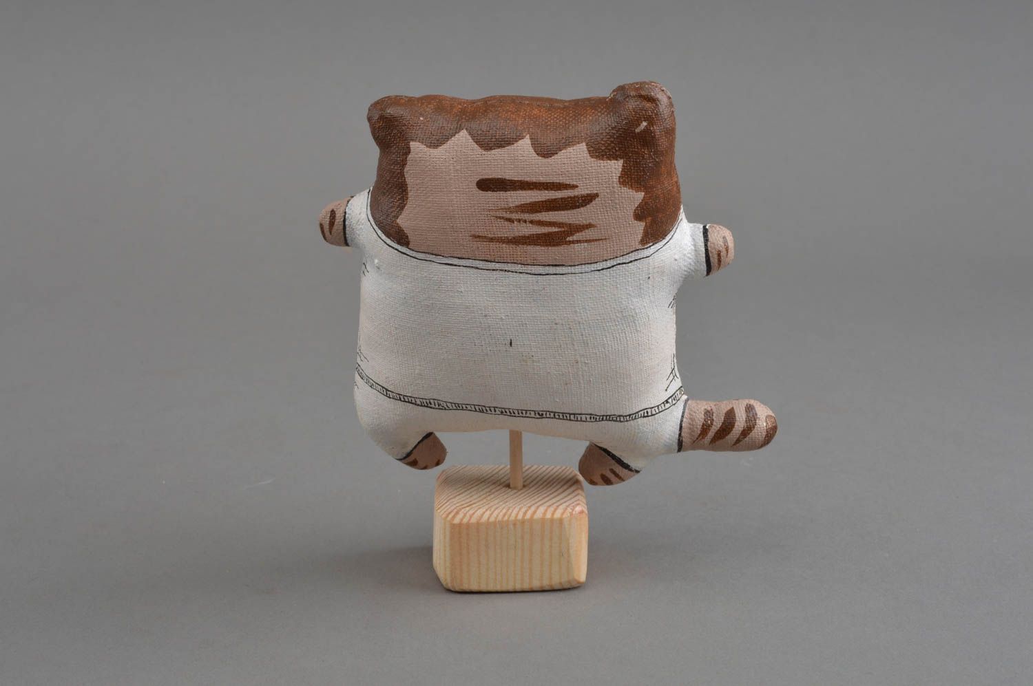 Интерьерная игрушка кот из льна расписной на деревянной подставке ручной работы фото 4