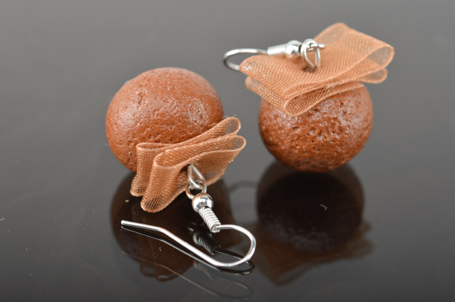 Handgemachte Ohrringe aus Polymerton mit Bändern in Schokoladenfarbe für Damen  foto 1