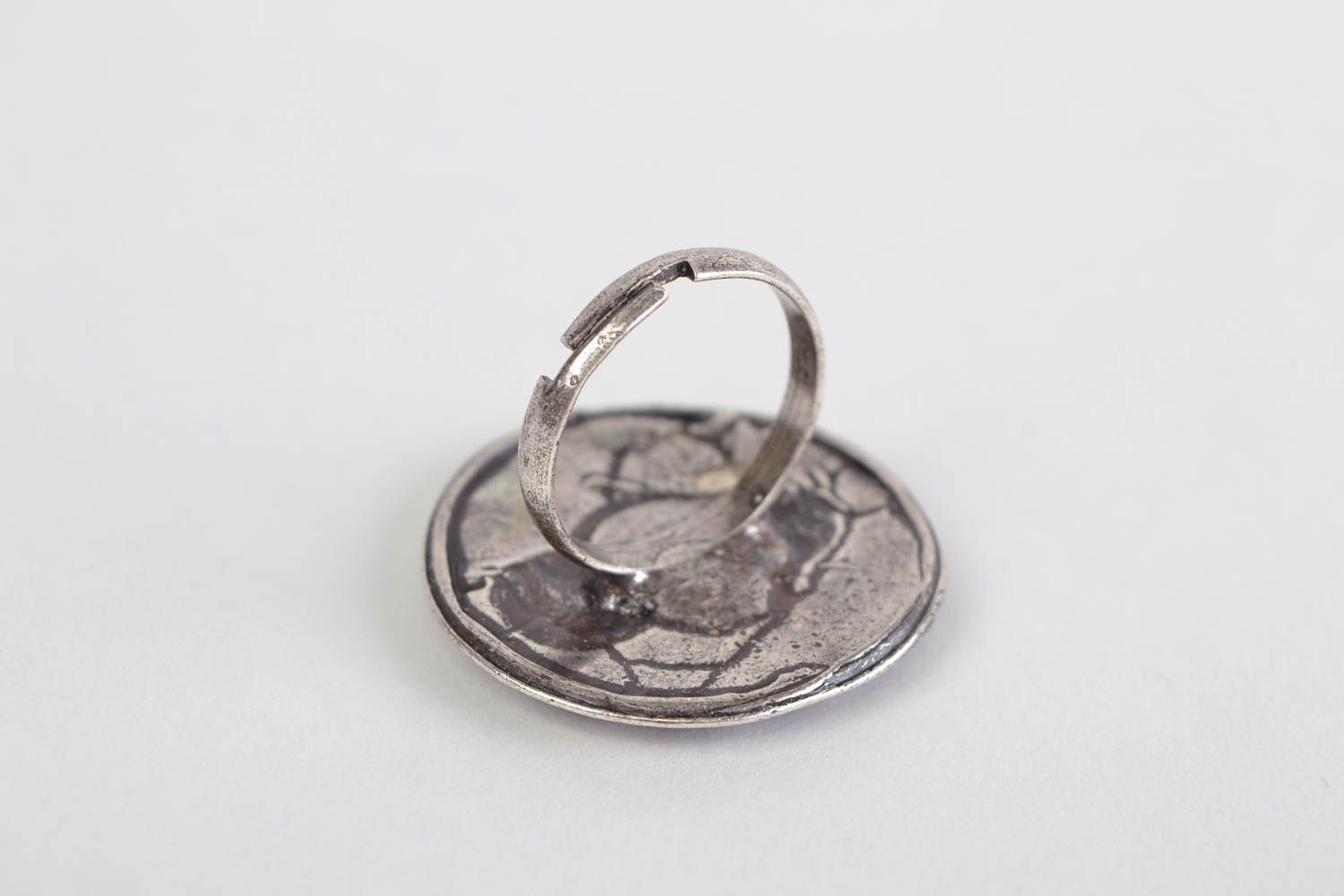 Металлическое кольцо из ЦАМа ручной работы круглое с оригинальным узором фото 5