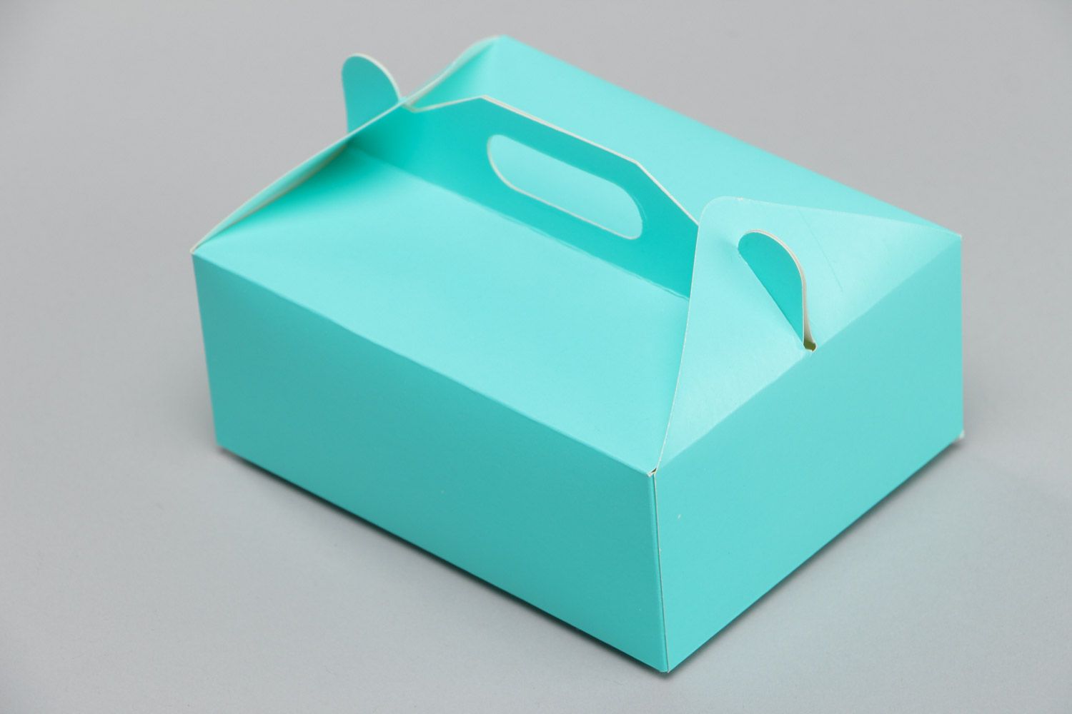 Schöne Geschenkverpackung handmade aus Karton in Form von Truhe hellblau originell foto 3