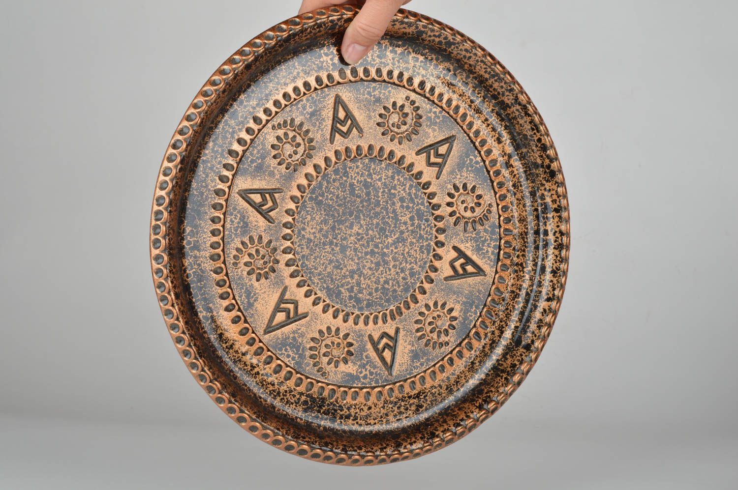 Rundes handgemachtes Tablett aus Keramik mit Muster bronzefarbig ungewöhnlich foto 3