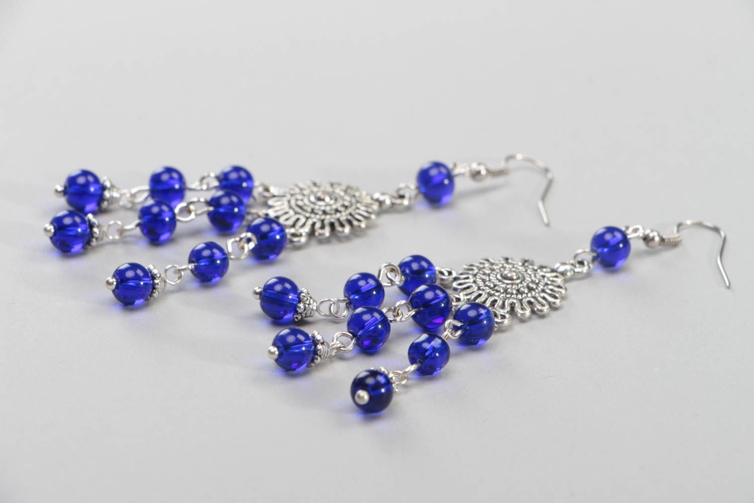 Boucles d'oreilles en perles de verre bleu foncé et métal longues faites main photo 3