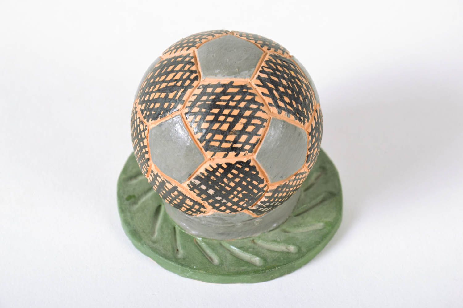 Estatueta decorativa artesanal de argila decoração do interior figuras de cerâmica Bola de futebol foto 3