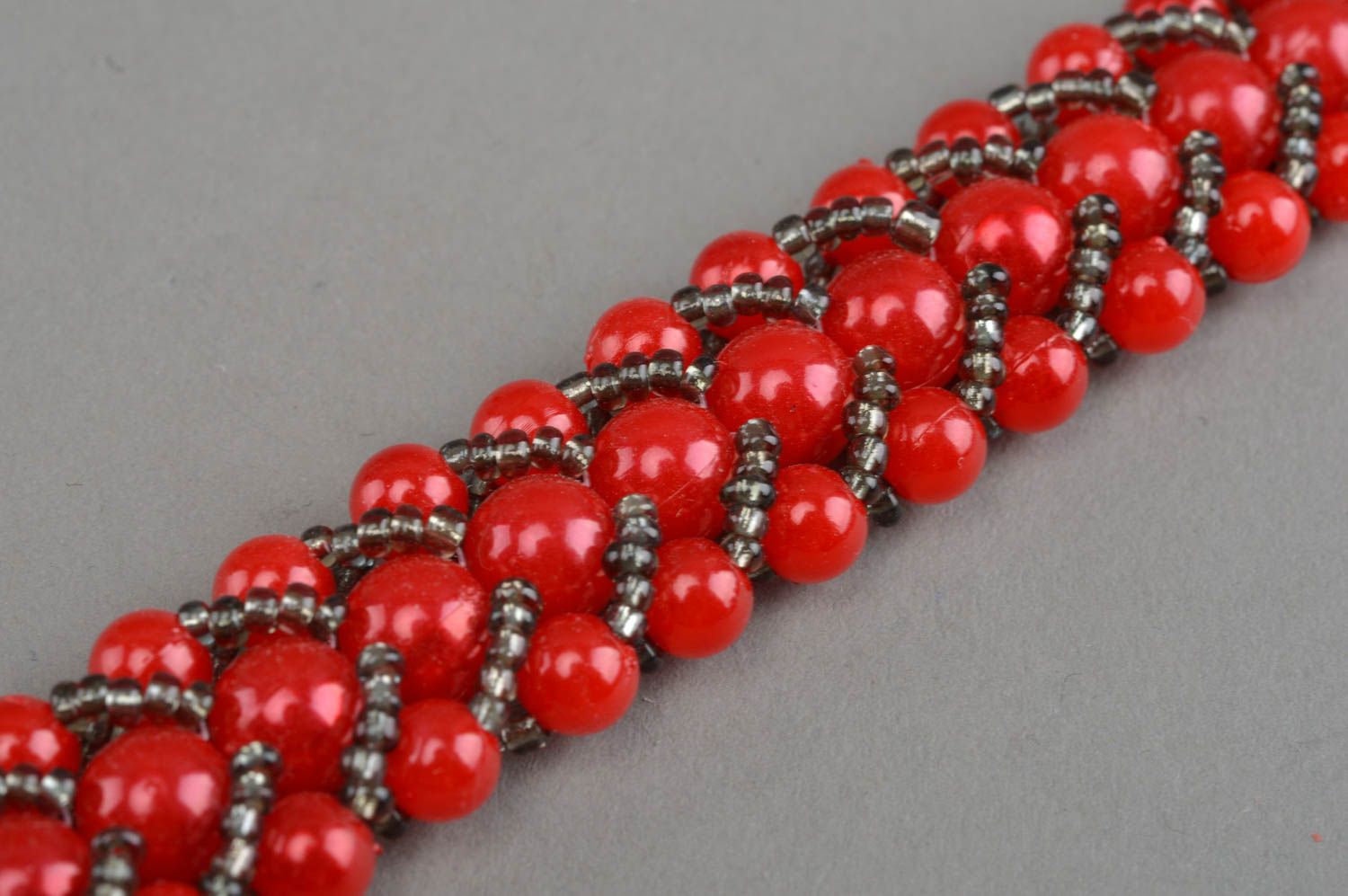 Schönes originelles rotes handgemachtes Armband aus Glasperlen Drosselbeeren foto 5