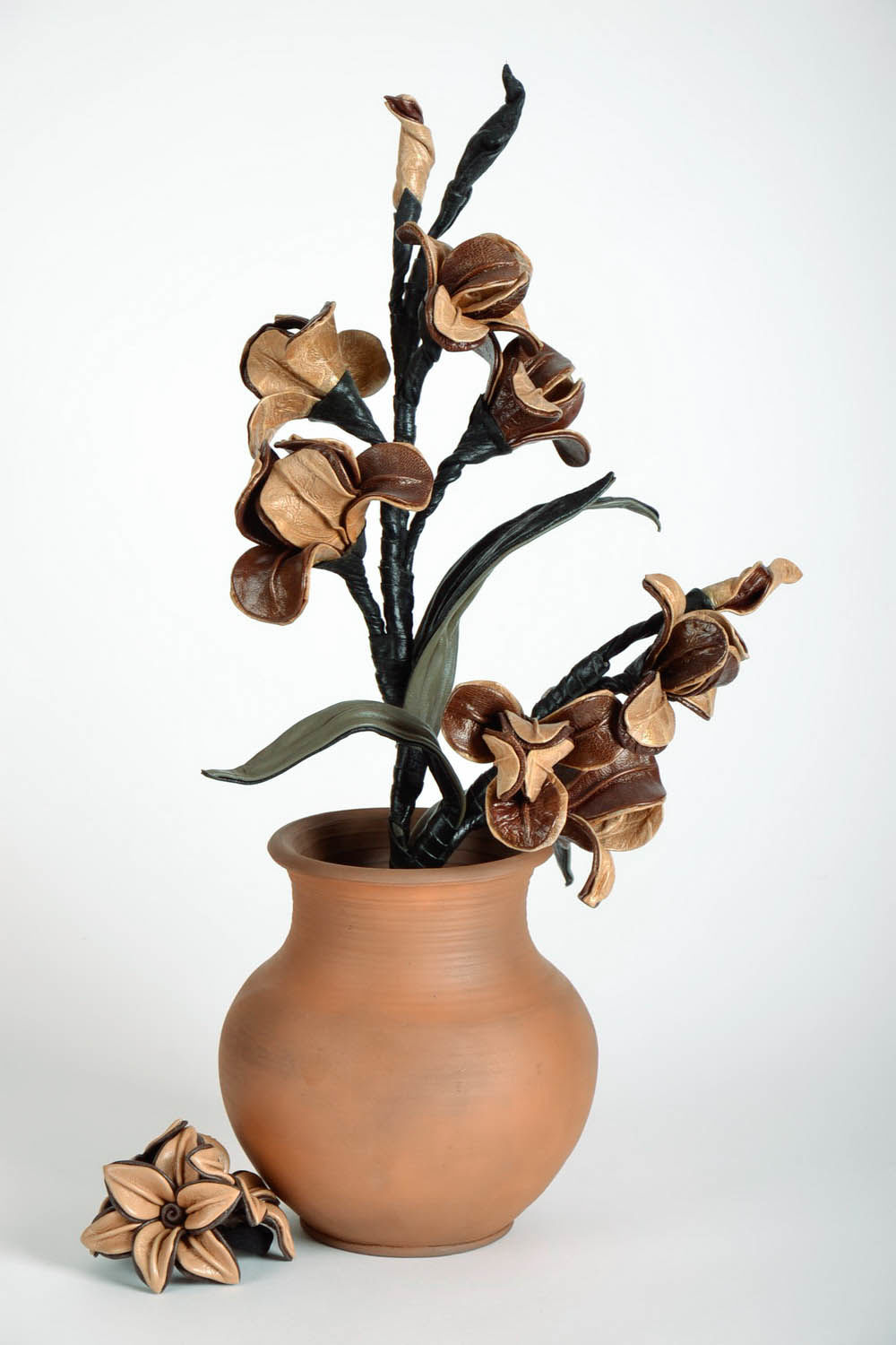Flor decorativa feita de couro genuíno foto 1