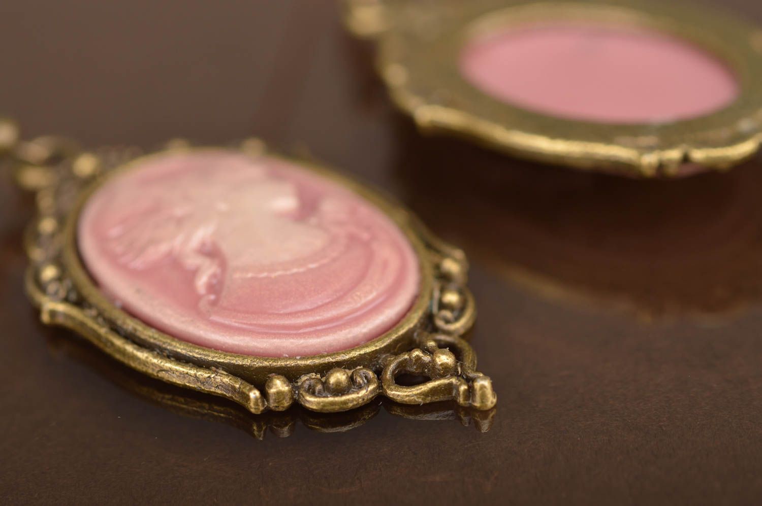Boucles d'oreilles en métal avec camées roses pendantes vintage faites main photo 3